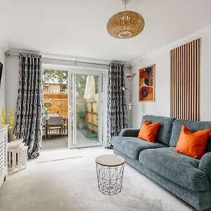  Apartment Modern, Comfy Town Centre Gem, Near Beach, Parking